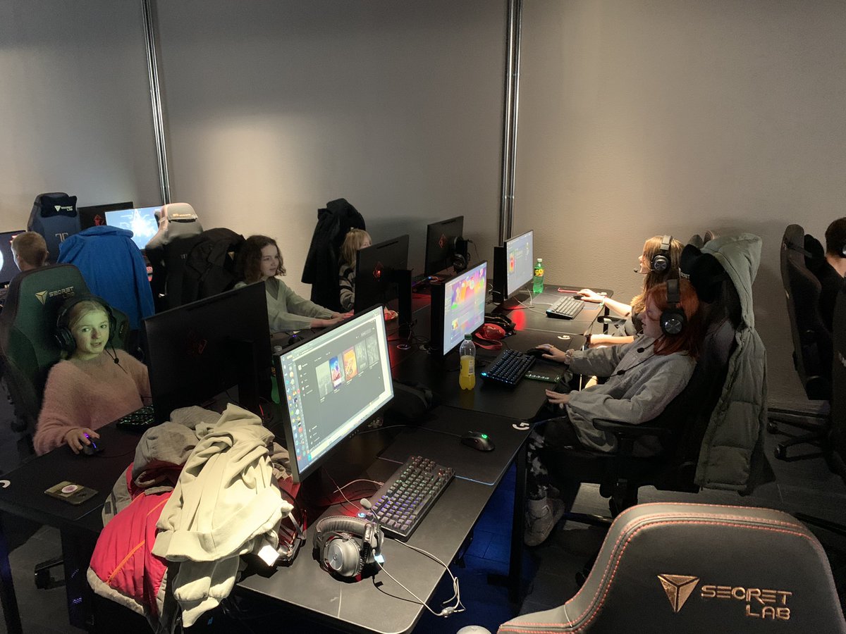 Næsten fuldt hold til #digipippigaming på trods af efterårsferien 💪 Favoritten er Fortnite, med CS:GO og Among Us lige i hælene.
Det vækket opsigt med 8 piger der gamer, hvilket bidrager til reflektion fra de (specielt mænd), der kom forbi.