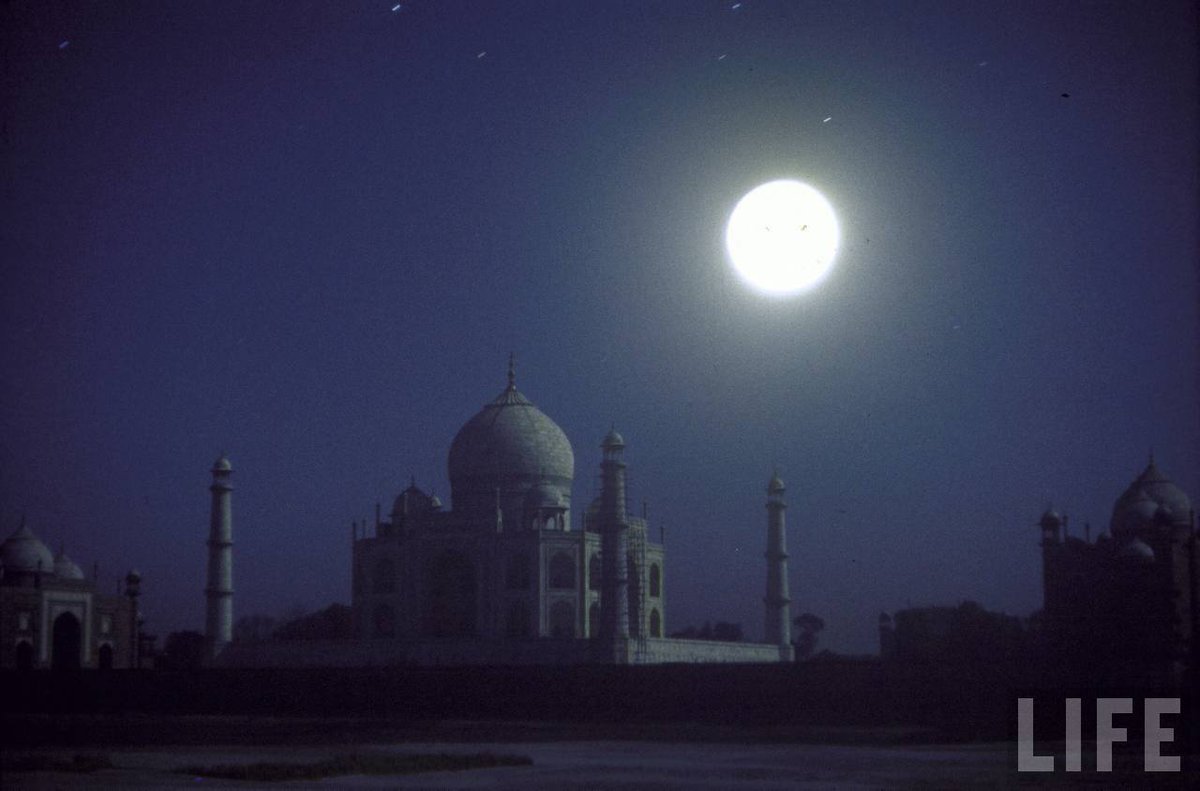 IndiaHistorypic's tweet photo. 1962 ::  Taj Mahal at Night With Bright Full Moon

(Photo - Eliot Elisofon / LIFE Magazine ) https://t.co/6oX4Mwzr0h