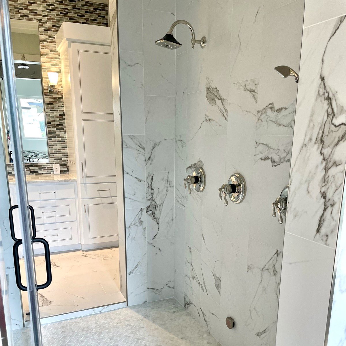 ChristofilisCH's tweet photo. Check out this amazing master shower we customized for our client! Have you ever seen a shower with doors on both ends? We love this convenient and unique design! 😊🙌

#christofiliscustomhomes #customhome #mastershower https://t.co/Dr4ritl5HZ