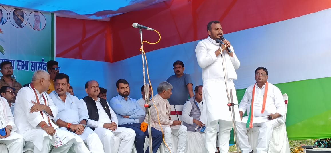 GunjanINC's tweet photo. वरिष्ठ कांग्रेस नेता सह राज्यसभा सांसद @akhileshPdsingh जी, @DrSamirKrSingh जी, अवधेश सिंह जी,  @DrAjayINC जी , बंटी चौधरी जी, सतीश कुमार जी तथा अन्य कांग्रेस नेताओं की उपस्थिति में अवसरवादी ताकतों को हरा कर कांग्रेस प्रत्याशी @RajeshKM30 जी को विजय बनाने का संकल्प लिया! https://t.co/pIafTf3Txx