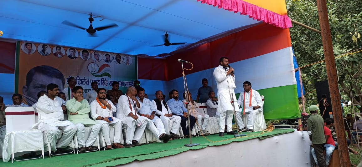 GunjanINC's tweet photo. वरिष्ठ कांग्रेस नेता सह राज्यसभा सांसद @akhileshPdsingh जी, @DrSamirKrSingh जी, अवधेश सिंह जी,  @DrAjayINC जी , बंटी चौधरी जी, सतीश कुमार जी तथा अन्य कांग्रेस नेताओं की उपस्थिति में अवसरवादी ताकतों को हरा कर कांग्रेस प्रत्याशी @RajeshKM30 जी को विजय बनाने का संकल्प लिया! https://t.co/pIafTf3Txx