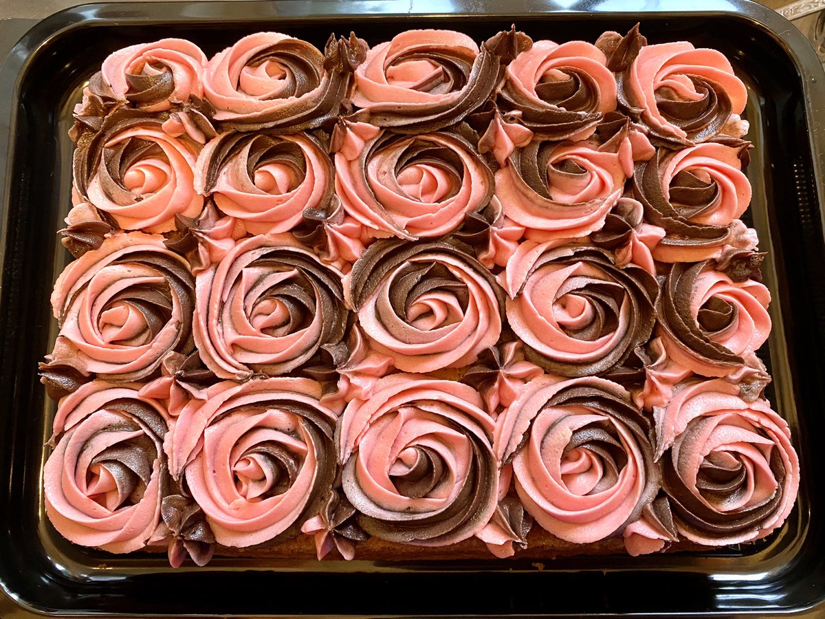 mfmcakes's tweet photo. Double Marble Cake, chocolate and vanilla sponge decorated with vanilla and chocolate caramel roses. 🍰
#marblecake #retrocake #traybakes #schoolcake #cake #jamandcoconutcake #lemoncake #bakewellcake #rockyroad #cupcakes #surreycakes #MFMCakes #surrey https://t.co/grifif7Jw9