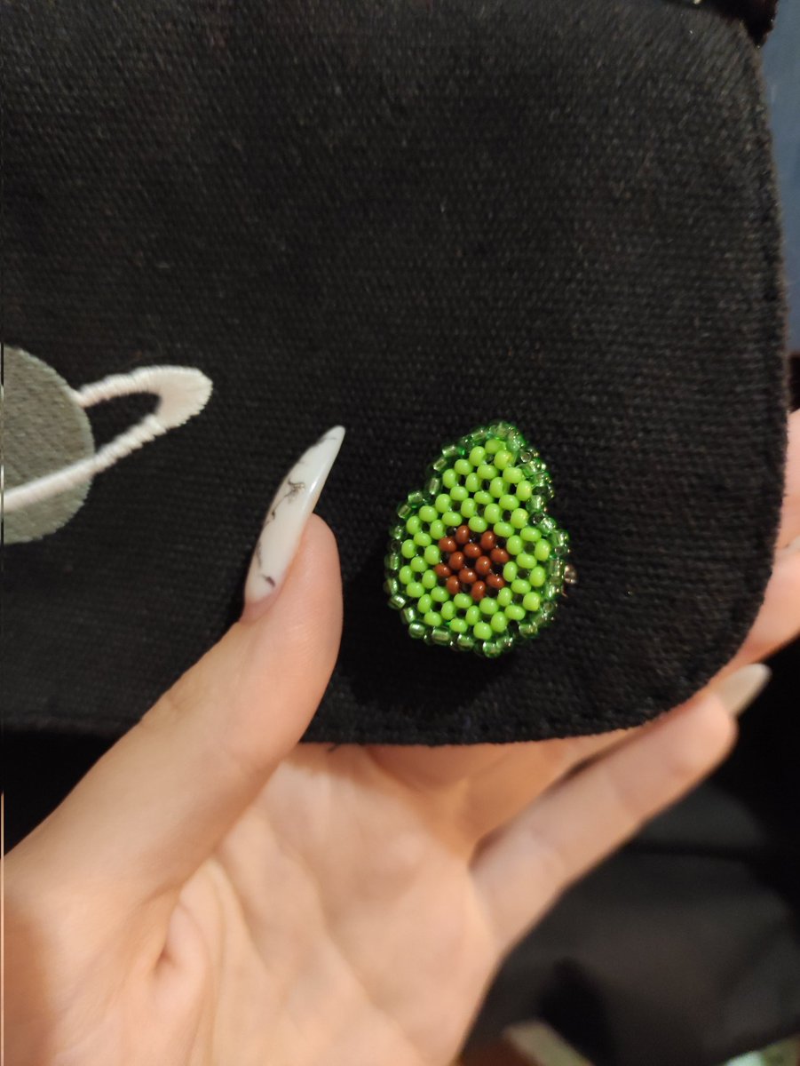 KoreanDory's tweet photo. Я сделала значок из бисера🥑 https://t.co/rcMijIUrPd