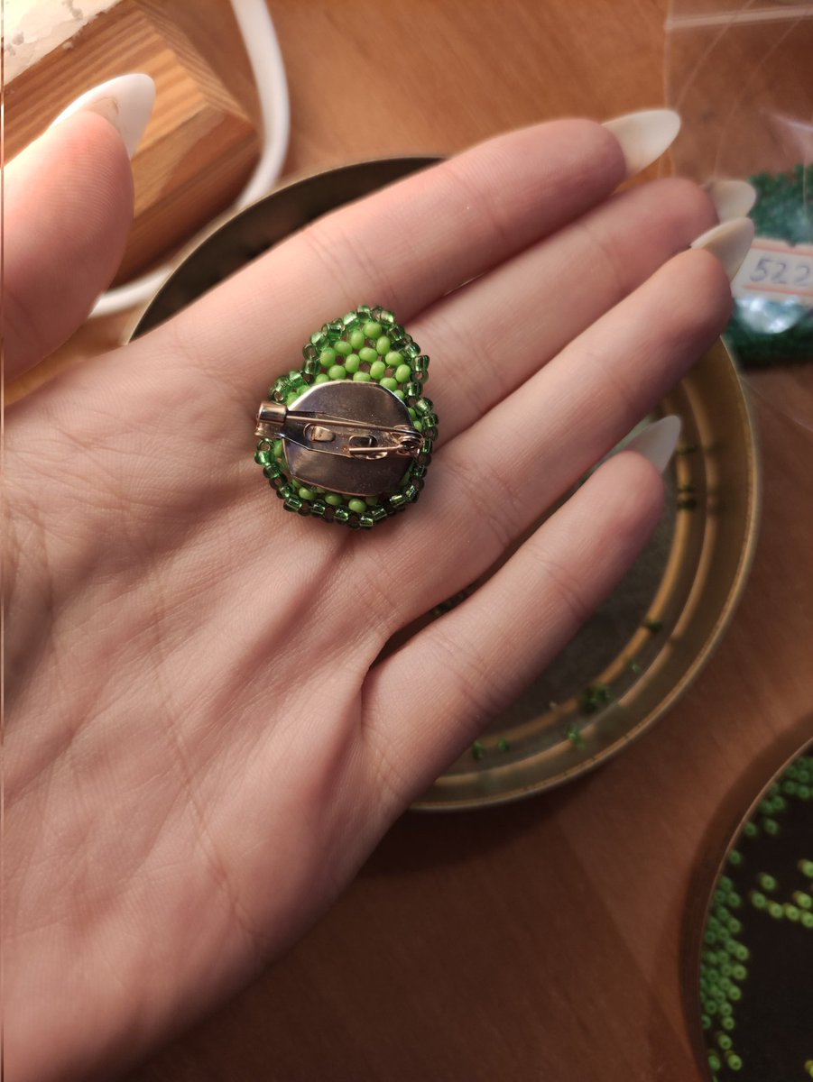 KoreanDory's tweet photo. Я сделала значок из бисера🥑 https://t.co/rcMijIUrPd