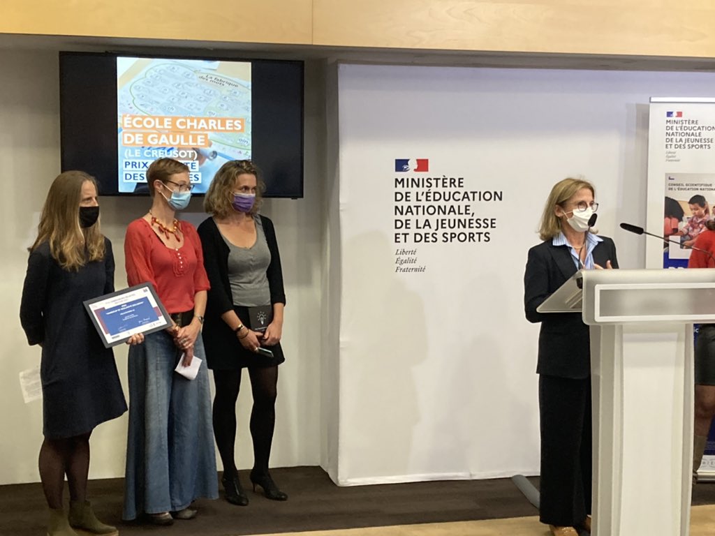 ABisagni's tweet photo. Fière de participer à la remise du prix #ChercheursEnActes🏆 L’@AcBordeaux lauréate «Handicap et scolarité inclusive» avec le projet ACHILE #Allophonie #cooperation #heterogeneite #Langage à l’Ecole 👏 aux CPC, professeurs écoles circonscription #Bordeaux Sud !#cardie #LéA https://t.co/5vqoABAs5B