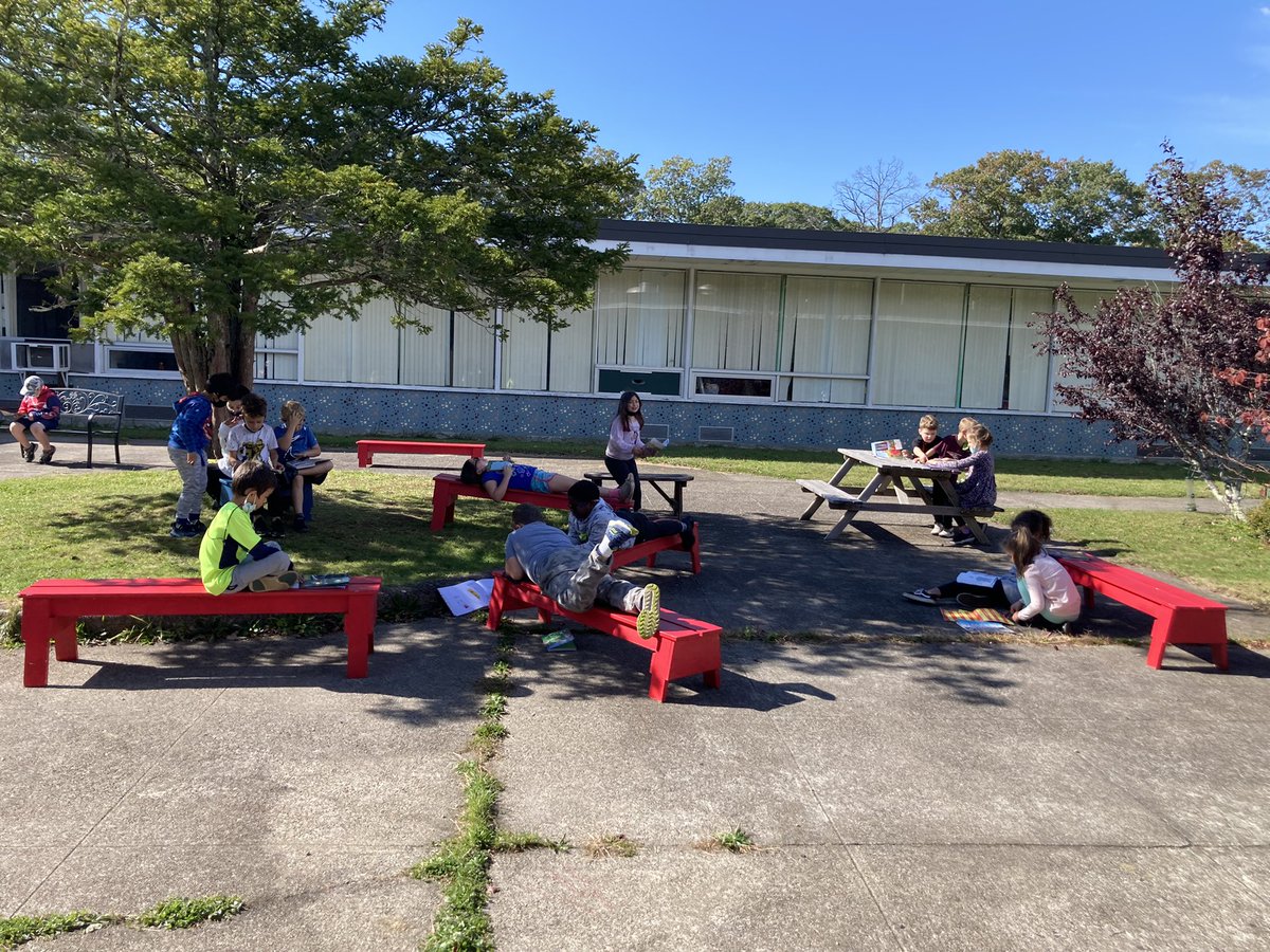 Team Croteau really knows how to enjoy an afternoon. Look at everyone enjoying books and relaxing outside! #awesomeamvet