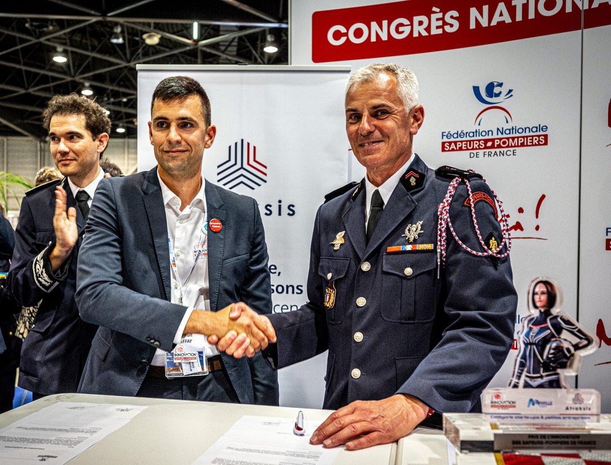 [#CNSPF2021 ] 📖🖌️Signature d’un partenariat avec <a href="/PompiersFR/">Pompiers de France</a>  pour collaborer à la structuration de l’innovation dans l’écosystème incendie-secours. 

Nous remercions @AllioneFNSPF et <a href="/guilbert_celine/">Celine Guilbert</a>  pour la confiance accordée ! 

En route vers le #LabSecours 🚀🚒🧑‍💻🚑👩‍💻🚒🚀