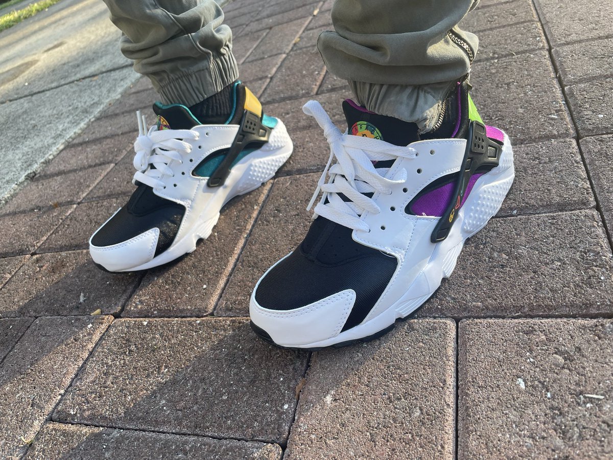 ms_sole_amazin's tweet photo. Decided to unDS these today….”Peace Love and Swoosh” Nike Haurache #nike #justdoit #sneakers #unDS #kotd #wdywt #sneakerhead #chicksinkicks #femalesneakerhead #sneakHERhead #baesize #YourSneakersAreDope #smallfootsyndrome https://t.co/pXIKTC2B8v