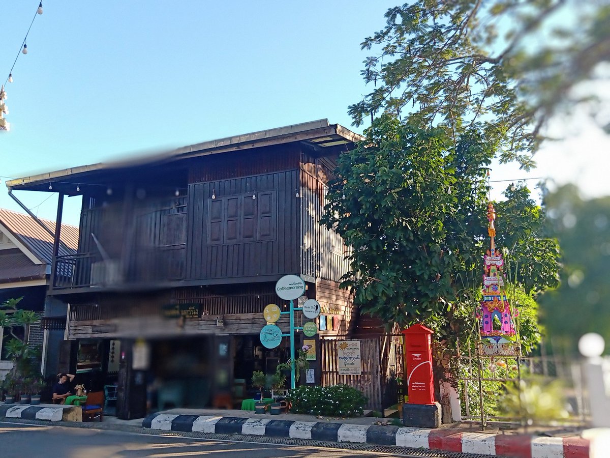 The Jong Para is a welcome for the Lord Buddha's return to earth.
Having been to see his mother in heaven for 3 months the Lord Buddha comes  back to the earth at dawn on the next day after the Buddhist Lent.
It's a unique Tai craftsman named "Jong Para"means
"the monk's temple".