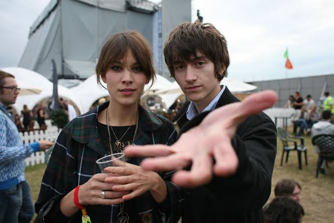 The Last Shadow Puppets'in "My Mistakes Were Made For You" şarkısı 13 yıl önce bugün yayınlanmıştı. 
•Richard Ayoade tarafından yönetilen müzik videosunda Alex Turner'ın eski kız arkadaşı Alexa Chung de yer alıyor.