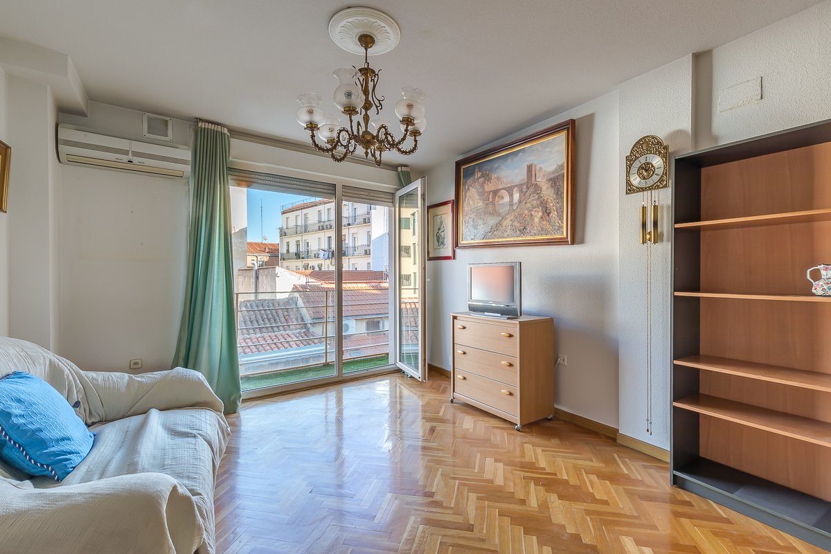 labrujainmo's tweet photo. #SeVende piso exterior con 2 #terrazas soleadas, 2 habitaciones y 2 baños en tercera planta, con gran trastero, y plaza de #garaje (opcional) en finca moderna en #Chamberí. https://t.co/ZQk587i6ZT
#Madrid #Tetuán #Malasaña #Argüelles #Moncloa #Inmobiliaria https://t.co/8phazyMyHI