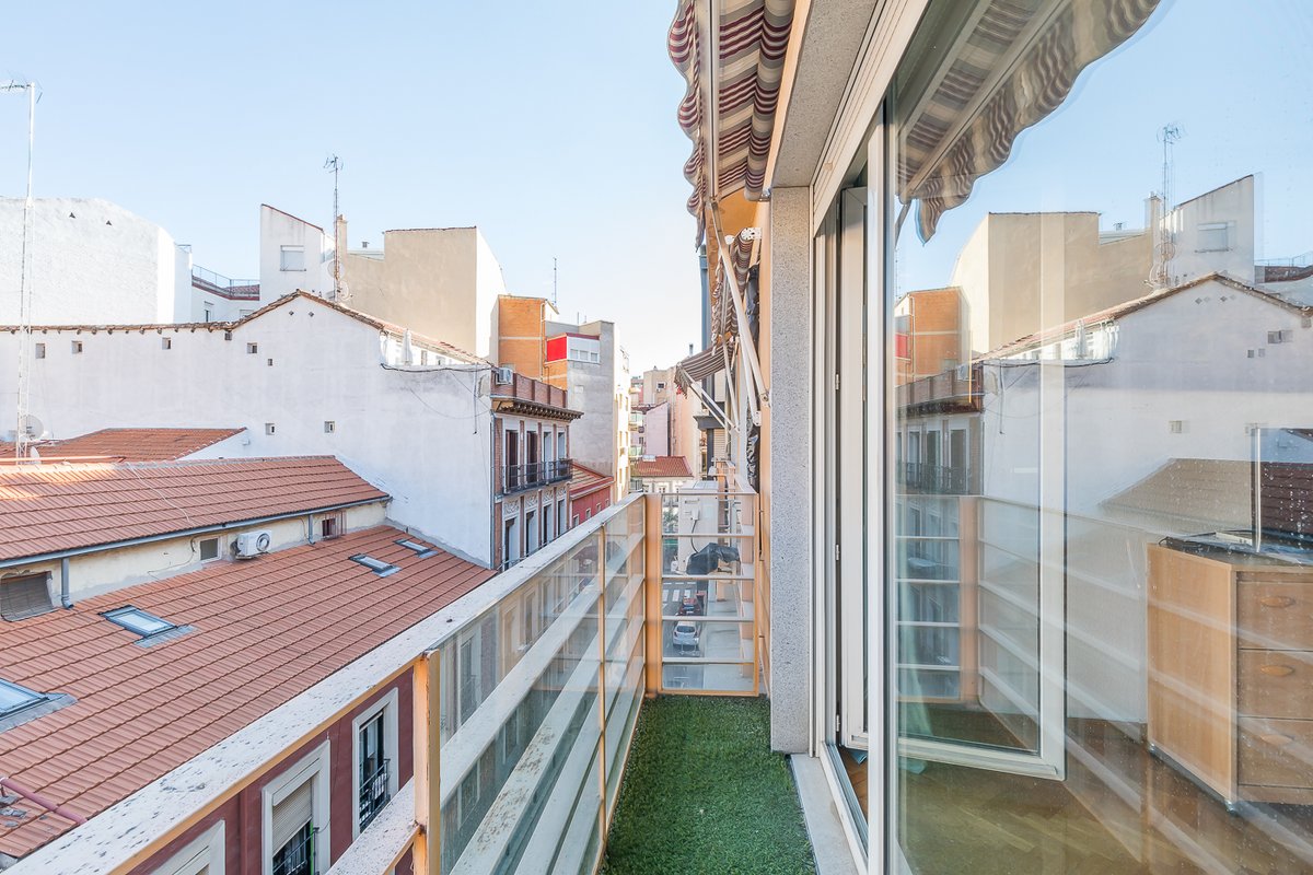labrujainmo's tweet photo. #SeVende piso exterior con 2 #terrazas soleadas, 2 habitaciones y 2 baños en tercera planta, con gran trastero, y plaza de #garaje (opcional) en finca moderna en #Chamberí. https://t.co/ZQk587i6ZT
#Madrid #Tetuán #Malasaña #Argüelles #Moncloa #Inmobiliaria https://t.co/8phazyMyHI