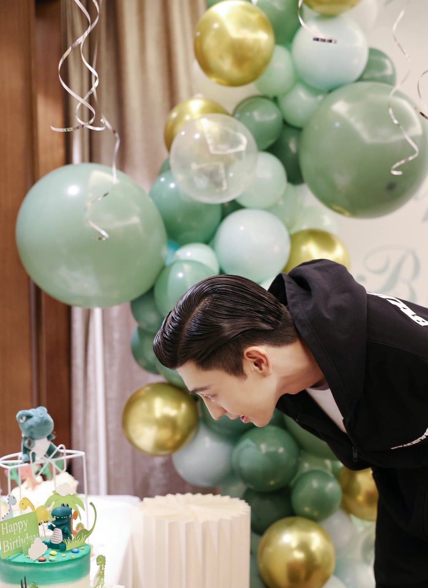 denglun15's tweet photo. 生日快乐🎂#邓伦 #denglun https://t.co/5X6TIkAHLO