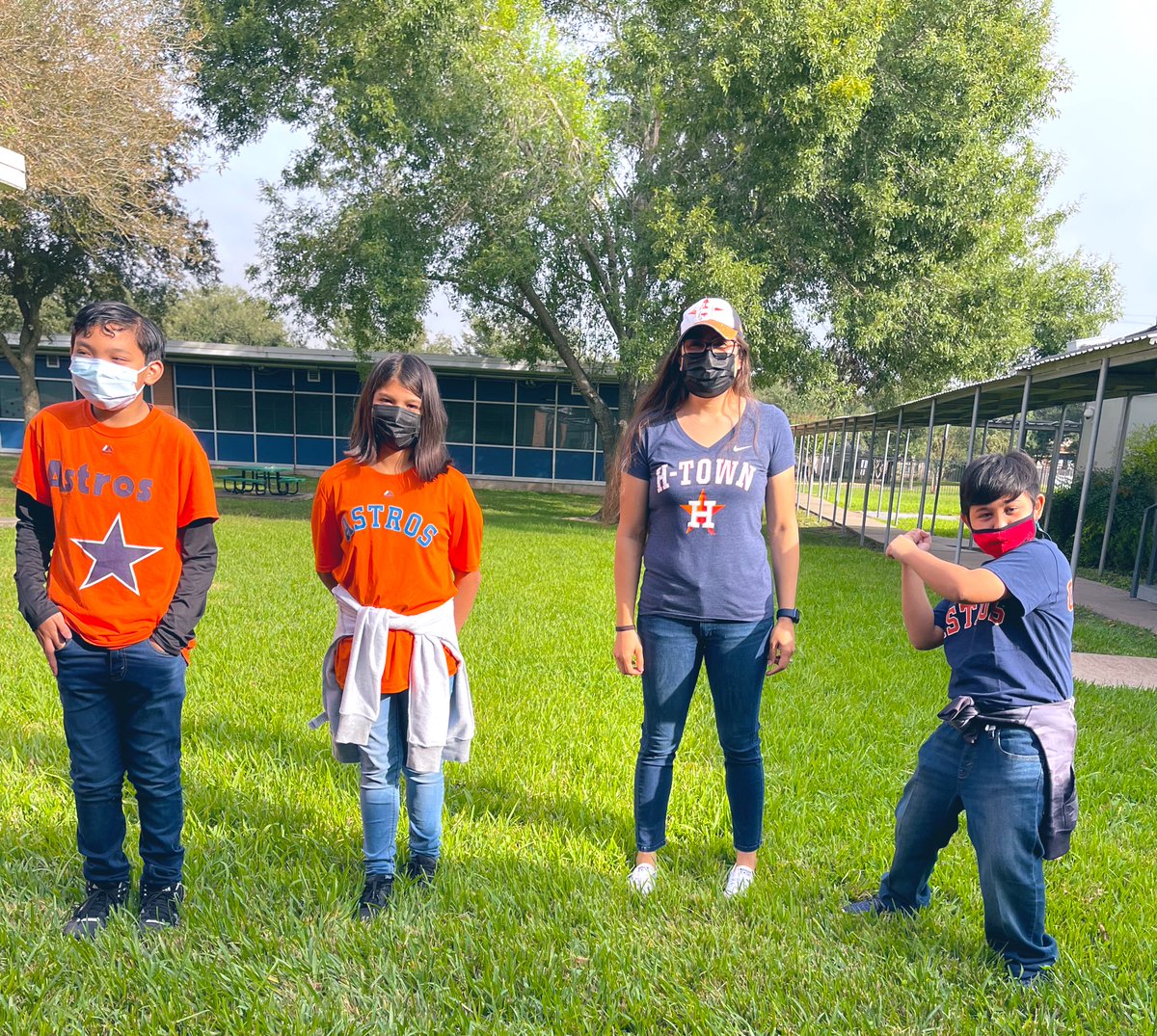 SaraYRodrigu3z's tweet photo. #ForTheH We #RepTheH here @shearnlions #OrangeOutHISD #ES01 @TeamHISD @HoustonISD @HISDSupe @astros @AmyPoerschke @peta_douglas https://t.co/IqeinFYmpE