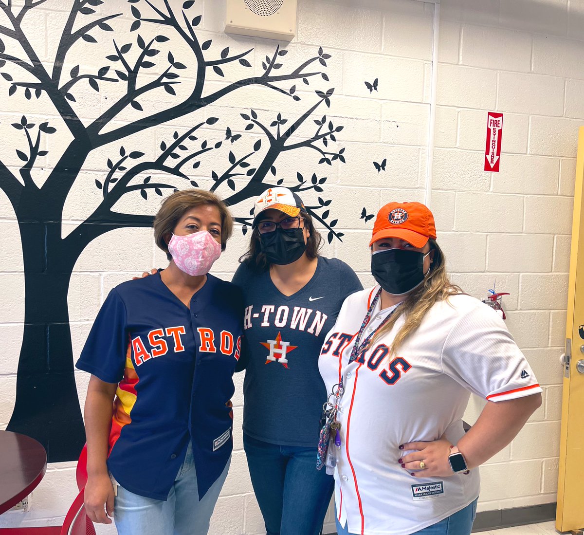 SaraYRodrigu3z's tweet photo. #ForTheH We #RepTheH here @shearnlions #OrangeOutHISD #ES01 @TeamHISD @HoustonISD @HISDSupe @astros @AmyPoerschke @peta_douglas https://t.co/IqeinFYmpE