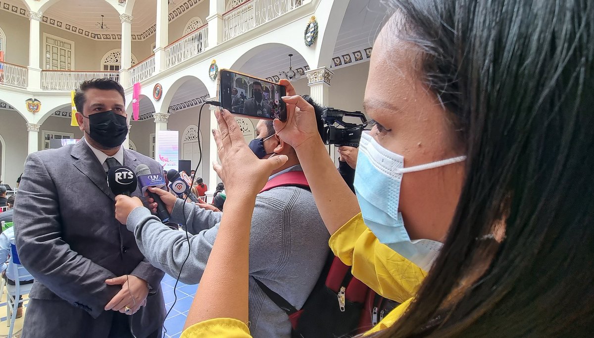 Gobernador de #Loja, <a href="/mariomancino/">Mario Mancino</a>, brinda detalles de la programación del Sexto Festival Internacional de Artes Vivas Loja, a la ciudadanía a través de <a href="/UVtelevision/">UV TELEVISIÓN.</a>, <a href="/RTSEcuador/">RTS</a>, <a href="/plustv25/">PlusTv</a> y @sur_loja. 

#EstaEsLaOportunidad