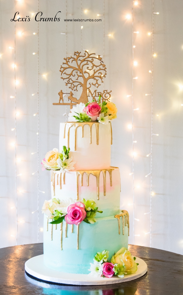Lexiscrumbs's tweet photo. Thrilled to be creating big wedding cakes again!🤩This pink and blue ombre delight was setup at the lovely log cabin next to @TheRangeMarket ❤#ombreweddingcakes #golddripweddingcakes https://t.co/jg2OKPMgme