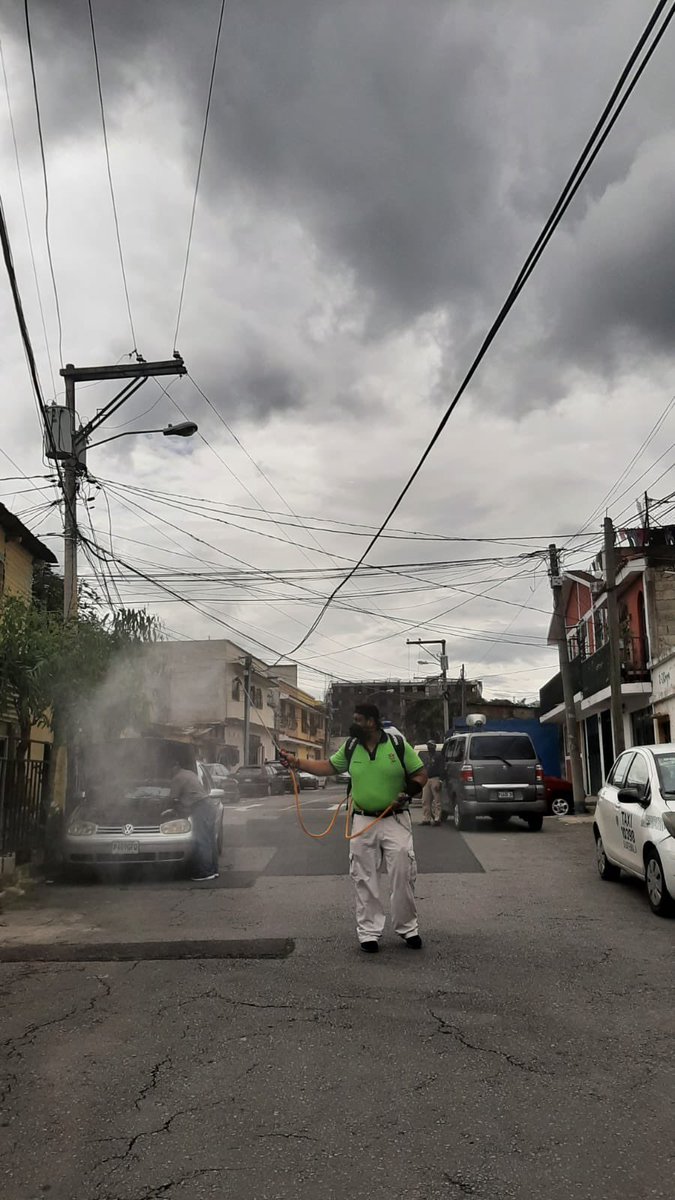 auxiliar_14's tweet photo. JORNADA DE DESINFECCIÓN  EN CANTÓN 21 

Recuerda que la mejor forma de combatir la pandemia es quedándote en casa. 
#YoCuidoMiCiudad #plansantiago #200guate https://t.co/Yhl2AvsXud