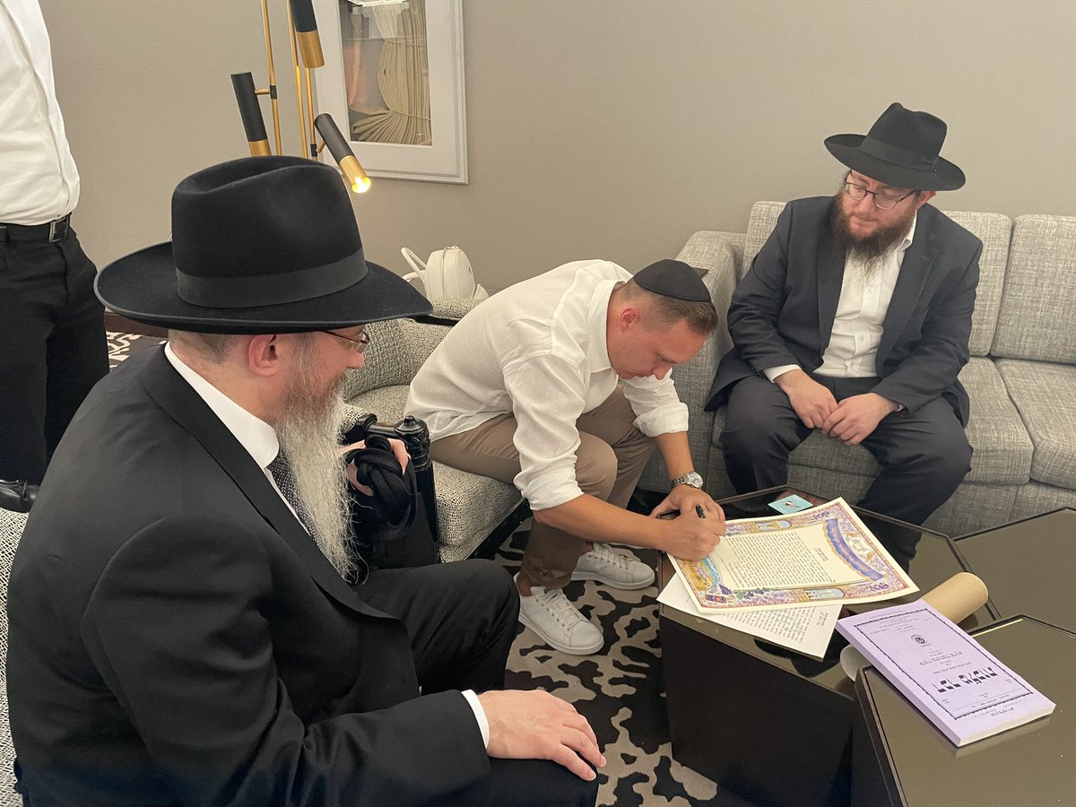 חופה בלב המדבר של דובאי: לראשונה בהיסטוריה, במעמד 600 צעירים יהודים מרוסיה, הרב הראשי שליט״א קידש בברית הנישואין זוג צעיר, בוגרי המוסדות.