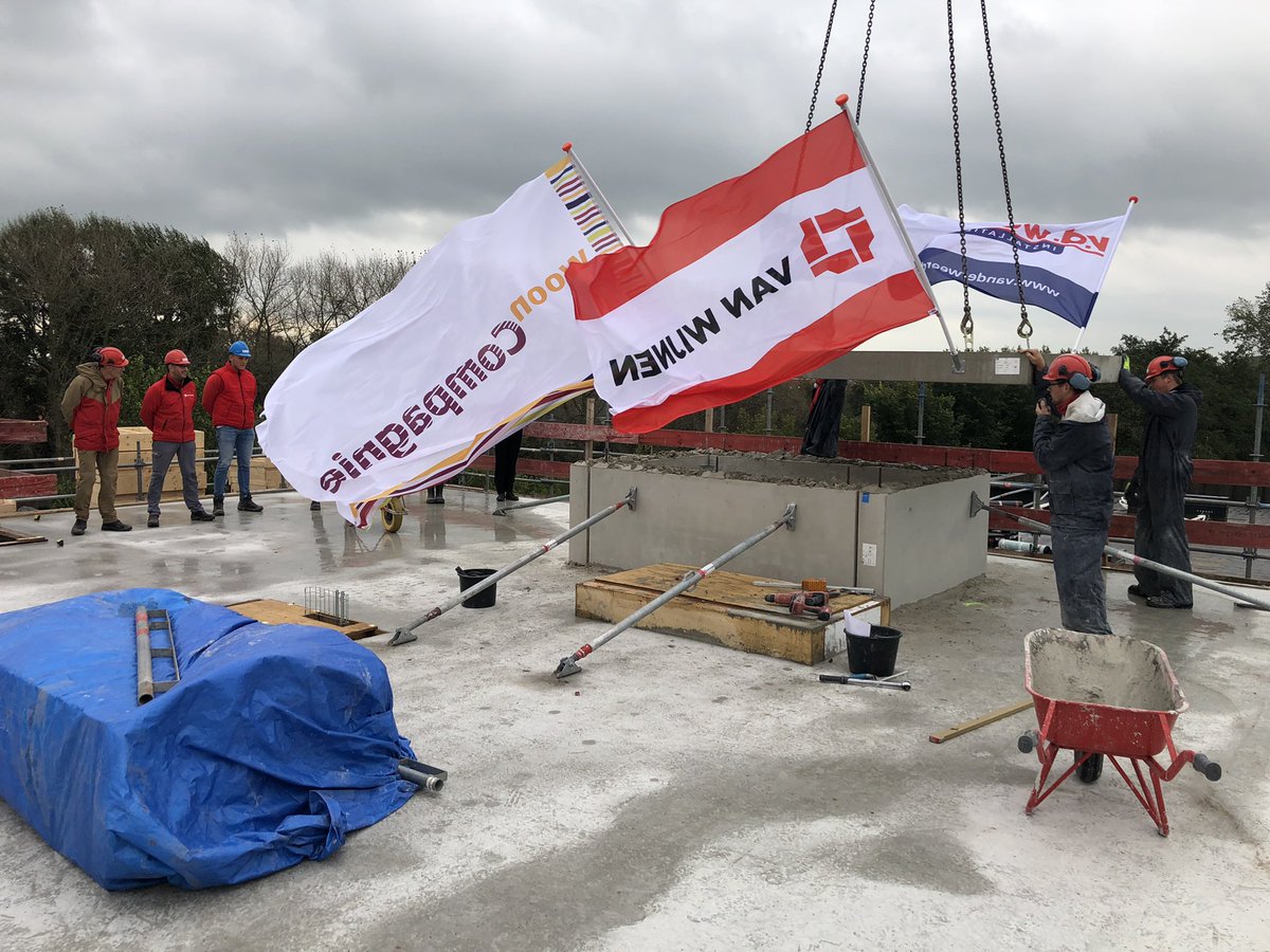 kohuisman's tweet photo. Hoog(s)tepunten moet je vieren met elkaar. Mooi moment op het dak in weer en wind waar we @VanWijnenGroep druk bouwen voor @wooncompagnie #Westerpark te Schagen 35 huurappartementen https://t.co/O0ZQnpvtde