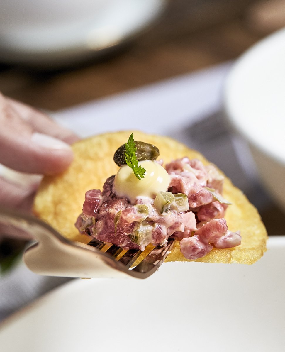 LaGranFamiliaDG's tweet photo. Steak tartar con mayonesa de encurtidos en FULL HD.⁠💥

💥Recuerda que lo estamos petando con nuestro #DeliveryFree hasta el 31 de octubre. 
⁠
#LGFM #LaGranFamiliaMediterránea  #Delivery #Madrid #Barcelona #Marbella #Málaga #Sevilla #Valencia https://t.co/tr2mM40qxJ