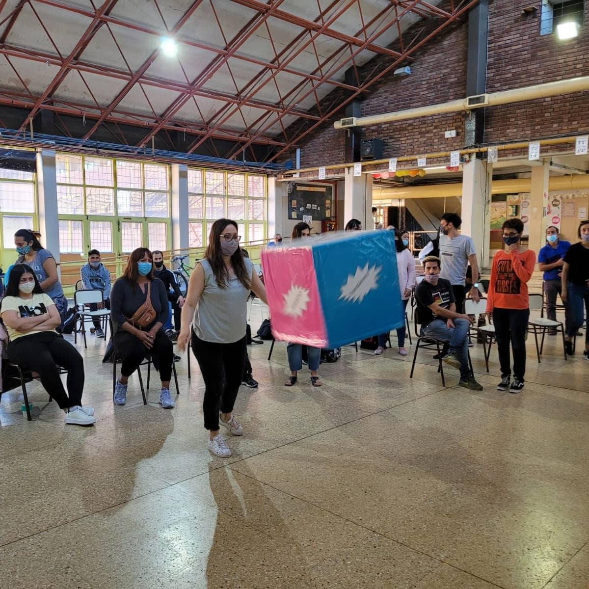 FabioBringasNqn's tweet photo. 🏳️‍🌈 Equipo Arcoíris en Acción

Como hace más de 10 años, hoy junto a mi amiga y compañera @AlejandraNqnOk estuvimos trabajando con docentes de la EPET 14 que deseaban capacitarse en diversidad y derechos LGBT+ en el marco de la ESI
Mejor que decir es hacer, allí está la diferencia https://t.co/c3FkPXcgrk