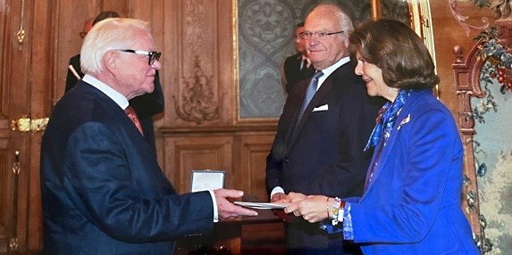 DiakoniaSverige's tweet photo. Vår tidigare generalsekreterare Bo Forsberg har tagit emot H.M Konungens medalj för "framstående insatser inom kyrkligt biståndsarbete". Bo Forsberg tilldelades medaljen i januari men ceremonin hölls den 12 oktober. Vi gläds med och är stolta över Bosse! https://t.co/6RiyB2hu41 https://t.co/GK9KWuzNJA