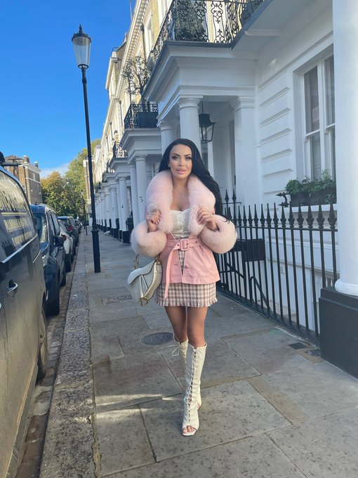 British Barbie walking in London? #london #british https://t.co/h0Ieycnus0