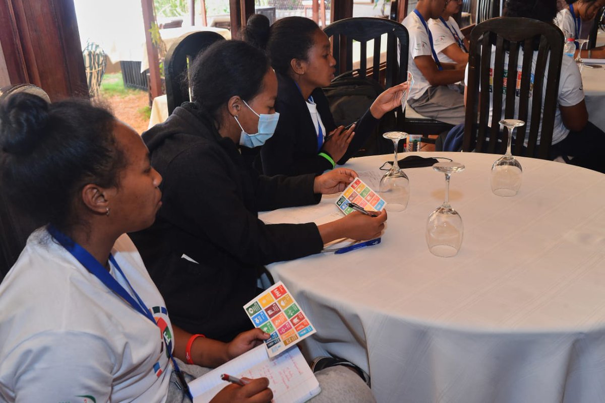 UNMadagascar's tweet photo. Renforcement de capacités des jeunes finalistes de Hack4Peace par @UNMadagascar 
#ODD , lutte contre #VBG et  #Verified au programme 

Les 9 équipes se préparent au grand pitch devant les membres du jury. https://t.co/KuWl5FwJEk