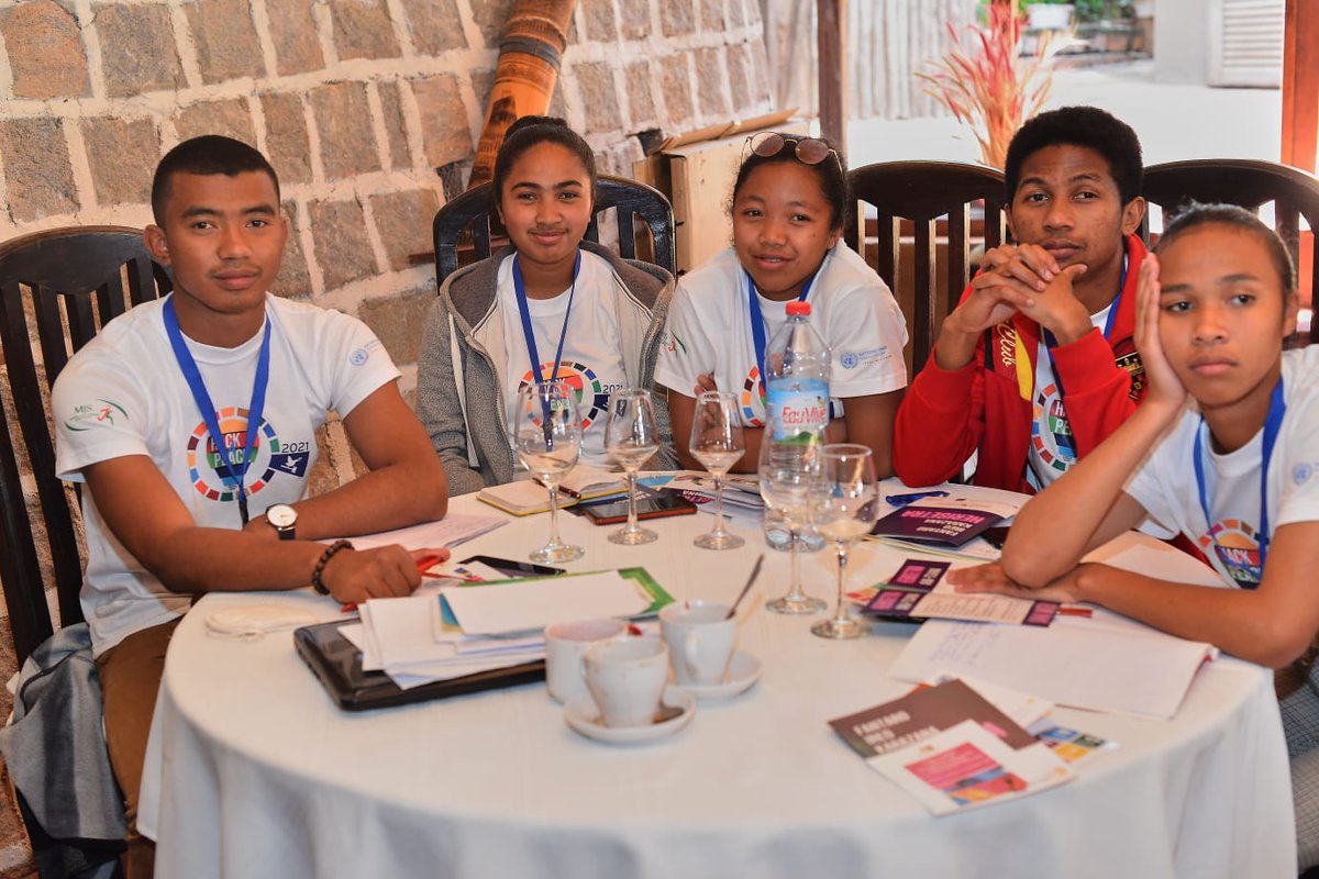 UNMadagascar's tweet photo. Renforcement de capacités des jeunes finalistes de Hack4Peace par @UNMadagascar 
#ODD , lutte contre #VBG et  #Verified au programme 

Les 9 équipes se préparent au grand pitch devant les membres du jury. https://t.co/KuWl5FwJEk