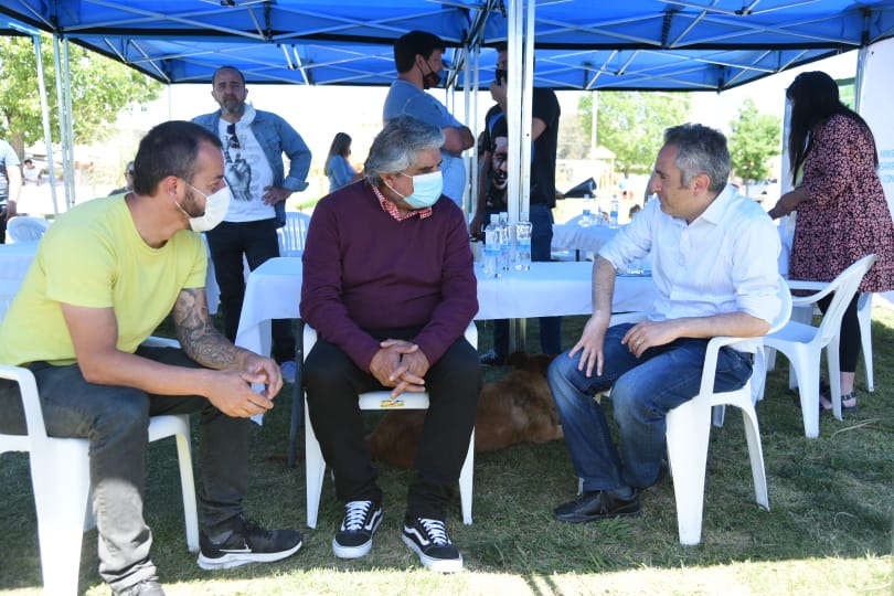 waltercorreaok's tweet photo. General Rodríguez
Nos reunimos con vecinas, vecinos y jóvenes beneficiarios del #ProgramaEnvion junto a los compañeros intendente @MauroSGarcia el ministro @MinDesarrolloBA @larroqueandres el Sec. Gral de ATilLRA-Gral. Rodríguez @heberjrios https://t.co/3uteZ1Knj4