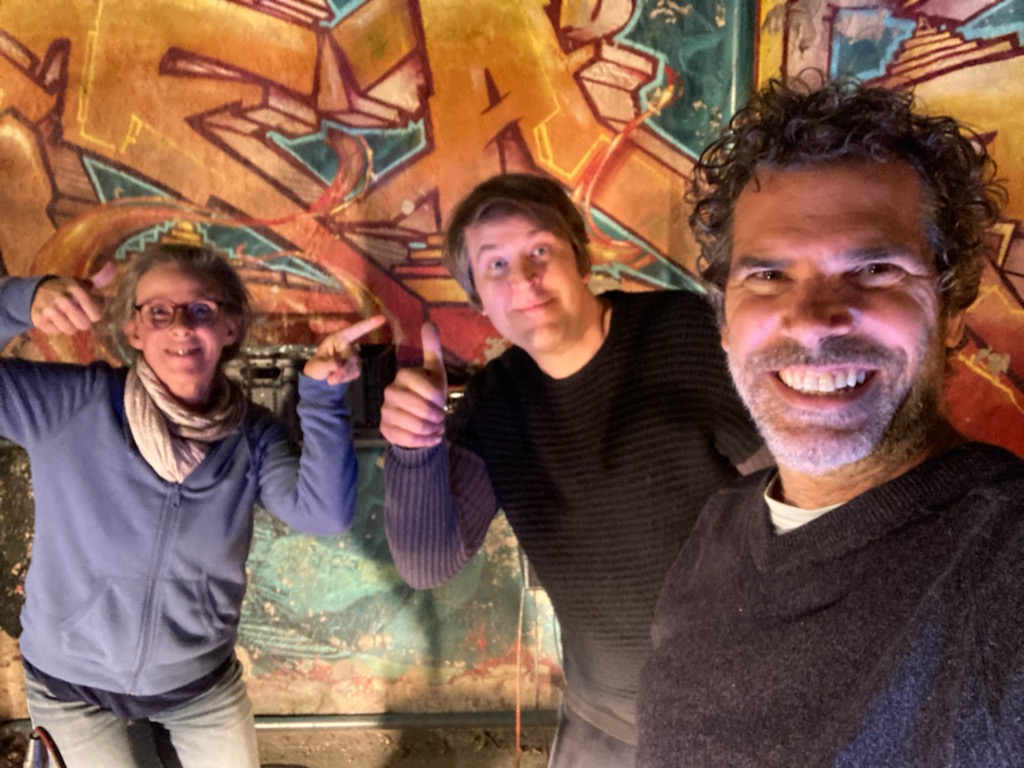 Munich ce soir ❤️
Avec Odile Barlier et au son Tobias Siegert.
Merci à Guido Berg 👍, merci Yvanna Zoïa ❤️
Sur scène dans une heure !
#Deutschland #tour #gig 
#marcherderriere <a href="/BalandrasEd/">Balandras Editions</a>