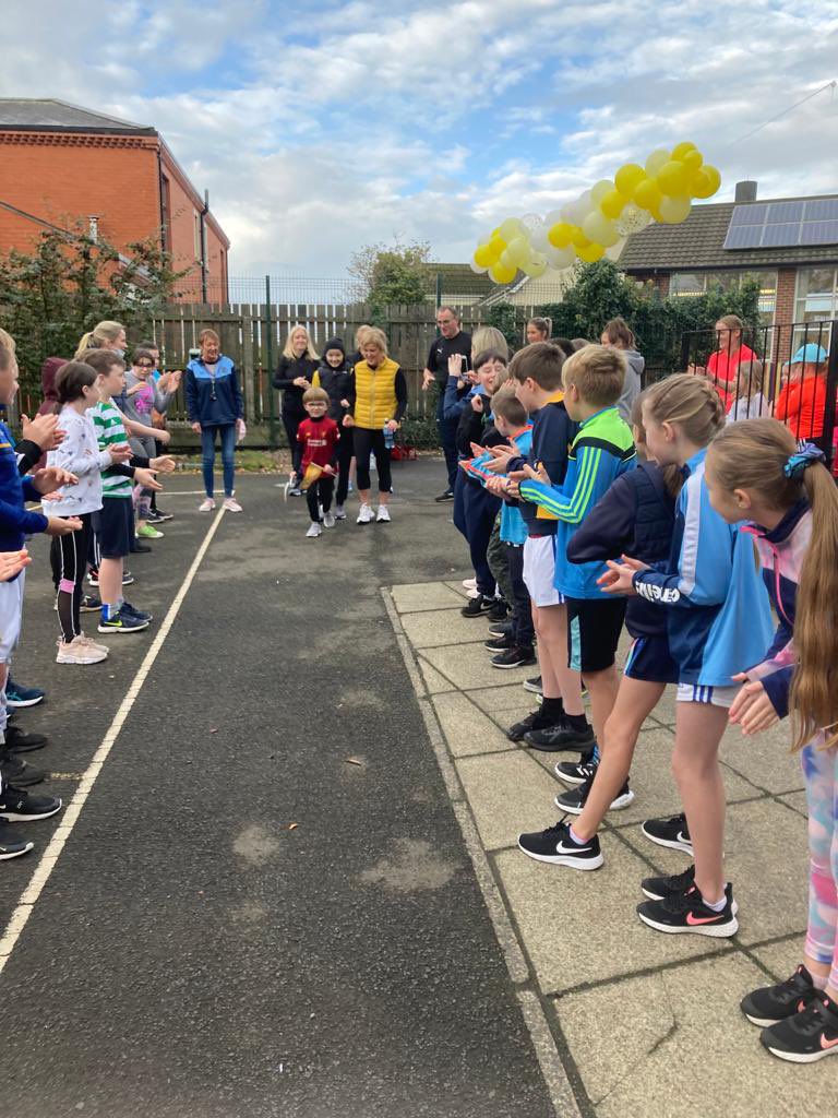 what a wonderful day running non stop fire 180 minutes to raise funds for @CancerFundChild <a href="/RoryBest2/">Rory Best</a> . Lots of help from the daily mile stars from <a href="/stranbelfast/">Stranmillis University College</a> <a href="/KDFROMKEADY/">Kieran Donnelly</a> great to see Lucy getting the ball rolling/ running this morning.