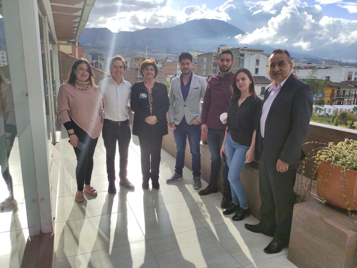 SENANarino's tweet photo. Directora @sarturo se reunió con el rector Santiago Moreno y equipo @UniminutoPasto para entablar acciones frente al convenio suscrito con el @SENAcomunica y asi homologar a egresados de la entidad, para que puedan continuar con su proceso de formación profesional. #SomosSENA https://t.co/FizS5rKIw0