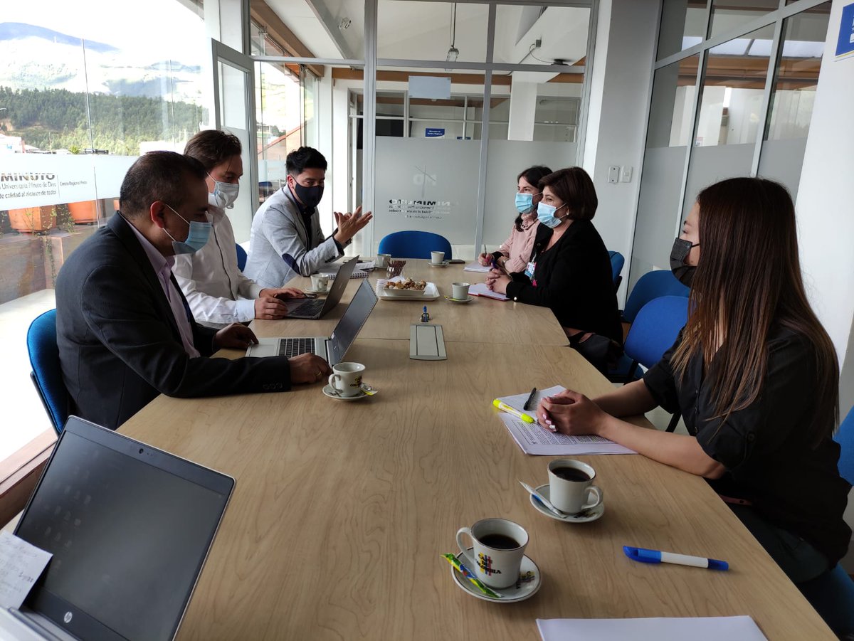 SENANarino's tweet photo. Directora @sarturo se reunió con el rector Santiago Moreno y equipo @UniminutoPasto para entablar acciones frente al convenio suscrito con el @SENAcomunica y asi homologar a egresados de la entidad, para que puedan continuar con su proceso de formación profesional. #SomosSENA https://t.co/FizS5rKIw0