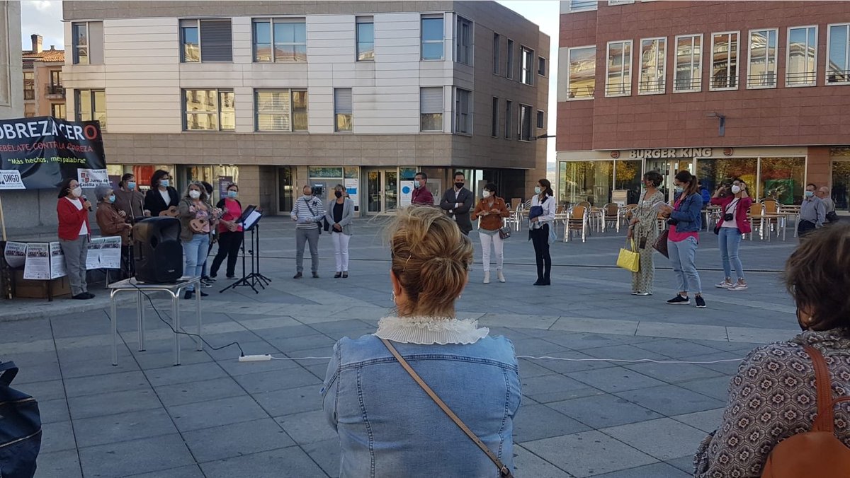 poravilaes's tweet photo. Con las ONGDs, en el acto organizado hoy, con motivo del Día Internacional para la erradicación de la pobreza.
#TrabajamosXti 💛 #Ávila https://t.co/ElCJSGCLDv