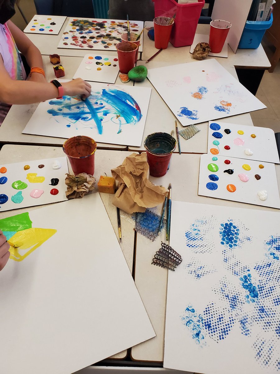 MrToddBoak's tweet photo. It's a classroom full of artists! The grade 5/6s had a blast this afternoon creating abstract art with Mr. Church! https://t.co/RySkHBj2dw