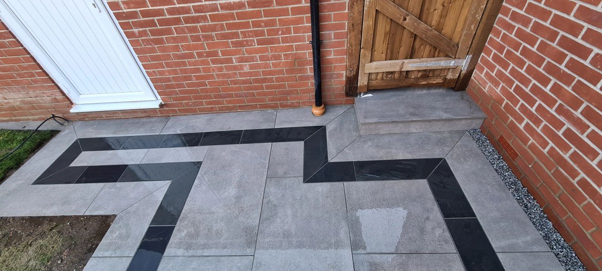 ProjectLandsca3's tweet image. We completed this one in the downpours today, using @MarshallsReg Ardara 1.2m grey Porcelain with Casarta slate detail.

#Home #Burystedmunds #Patio #Porcelain
