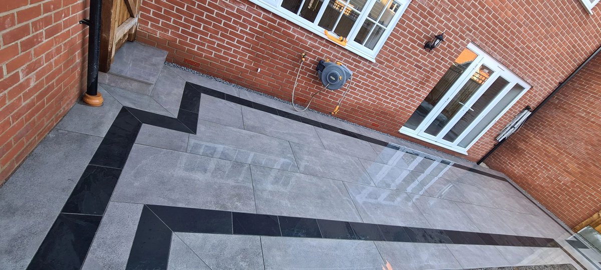 ProjectLandsca3's tweet image. We completed this one in the downpours today, using @MarshallsReg Ardara 1.2m grey Porcelain with Casarta slate detail.

#Home #Burystedmunds #Patio #Porcelain