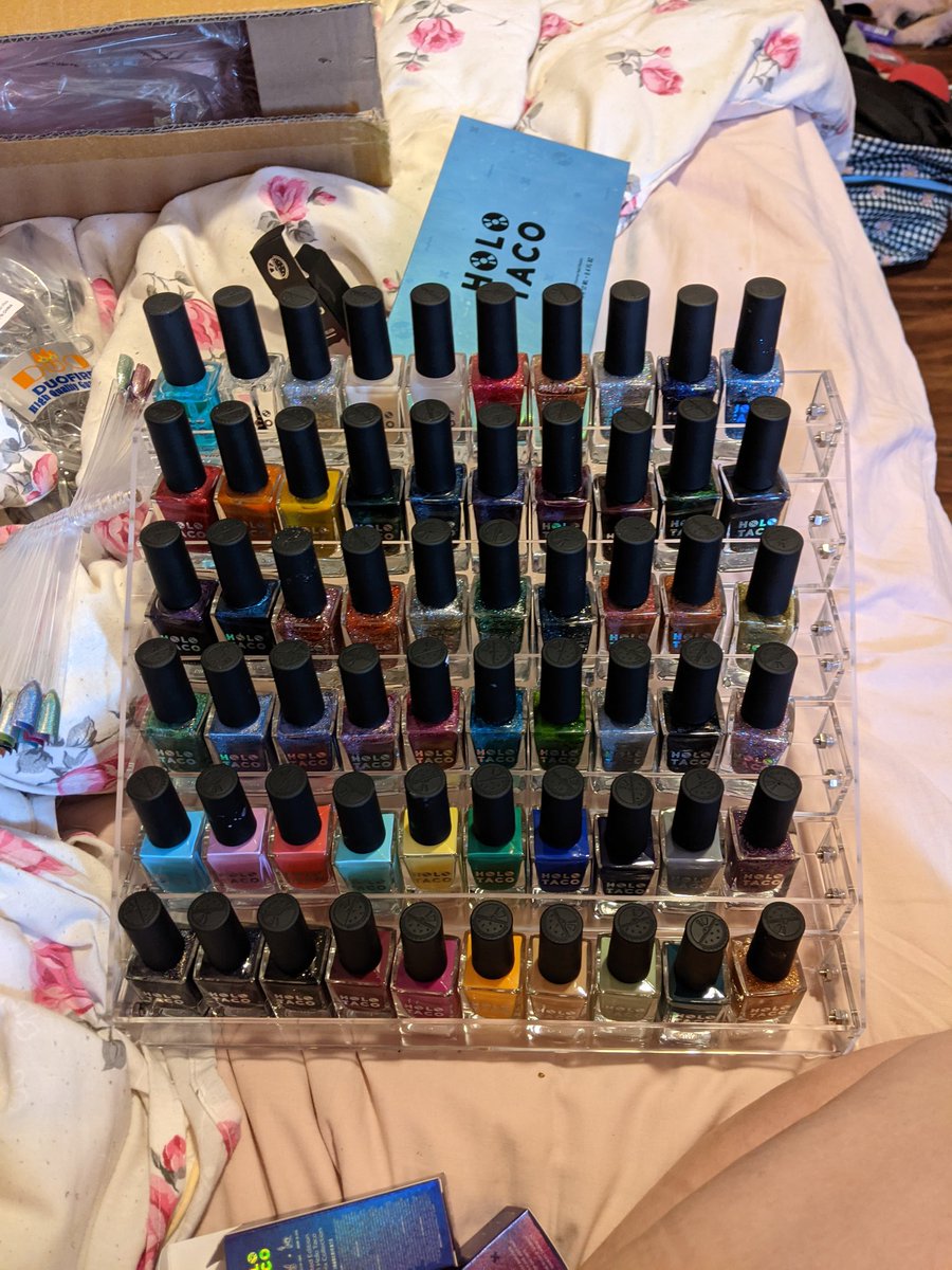 Mel_found_nemo's tweet photo. Someone 🅱️lease let me do your nails so I can justify the insane amount of @holotaco that I own https://t.co/v08mdpR3Tw