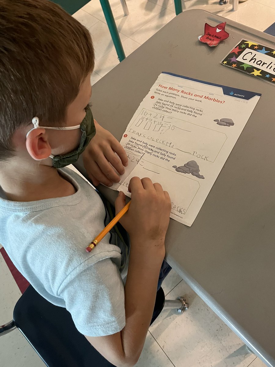 MrsSchellJTPS's tweet photo. 🙌Mathematicians hard at work this afternoon showing off our math muscles💪! Check out our strategies! #Mindsonmath #Mathrocks @Inv3_Math https://t.co/pJVsj93aDd