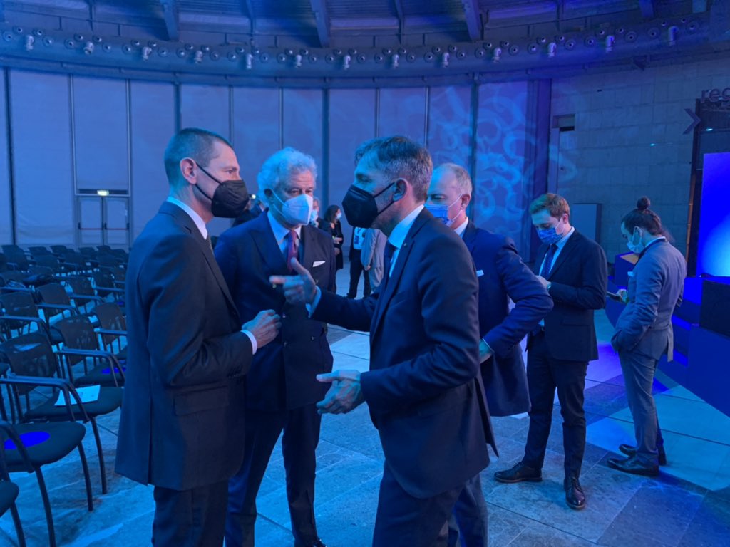 fabri_sala's tweet photo. Giovani, capitale umano e resilienza: ne abbiamo parlato al #WorldManufacturingForum! Un’occasione preziosa per raccogliere idee, indicazioni e indirizzi su come affrontare e governare i grandi cambiamenti tecnologici e sociali che stiamo vivendo! #WMF2021 @THE_WMF https://t.co/Eq4uYAqCh5