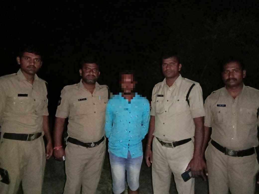 MalkajgiriCop's tweet photo. Today at 21:45hrs On receiving #Dail100 call @Keesaraps #Patrol&amp; #BlueColt Teams PCOs Ramulu, Mahender,ShanurBabu&amp; Surender #rescued a person who made an attempt to commit #suicide by hanging. After proper counseling, he was handed over to his parents #safely.
#LifeSavingEfforts https://t.co/AzJX6BE7og