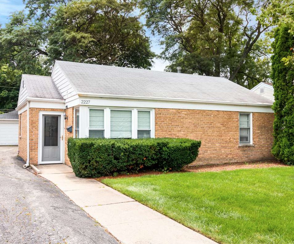 Century21ELM's tweet photo. 2227 Harrison Street  Glenview
Come and see this very nice 3 BR 2 full BA ranch home located in a beautiful residential "Glenview" neighborhood. This rare find has a family room off the back of the home with a view of the yard. https://t.co/ZtobVBlkae #glenview #century21elm https://t.co/ke5TKDZqbf