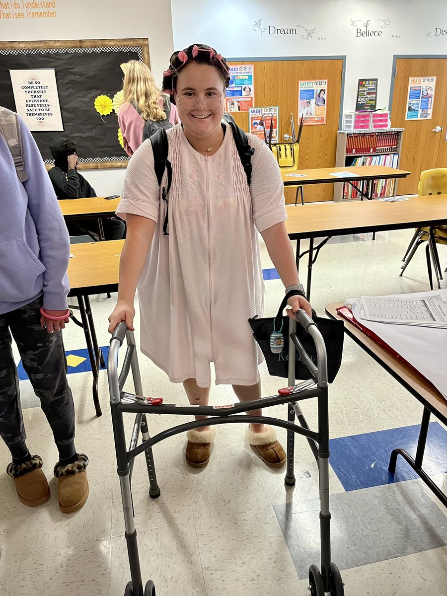 VikingEdgeFHHS's tweet photo. Awesome participation today, old vs young spirit day! https://t.co/chYCWCp4Oc