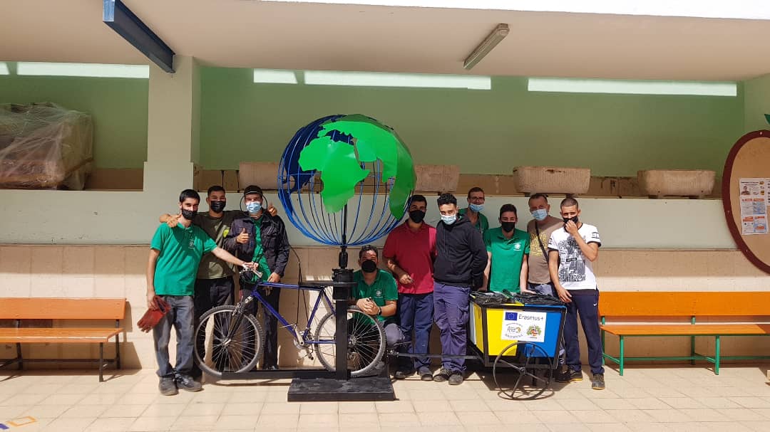 natapintdelbarc's tweet photo. Hoy terminaron los alumnos del ciclo de soldadura la escultura  con materiales reciclados para el proyecto ERASMUS GREENIES 👏👏 @OPEECanarias @sepiegob @CAAMGranCanaria  @ErasmusGreenies https://t.co/yLXNhUdTny