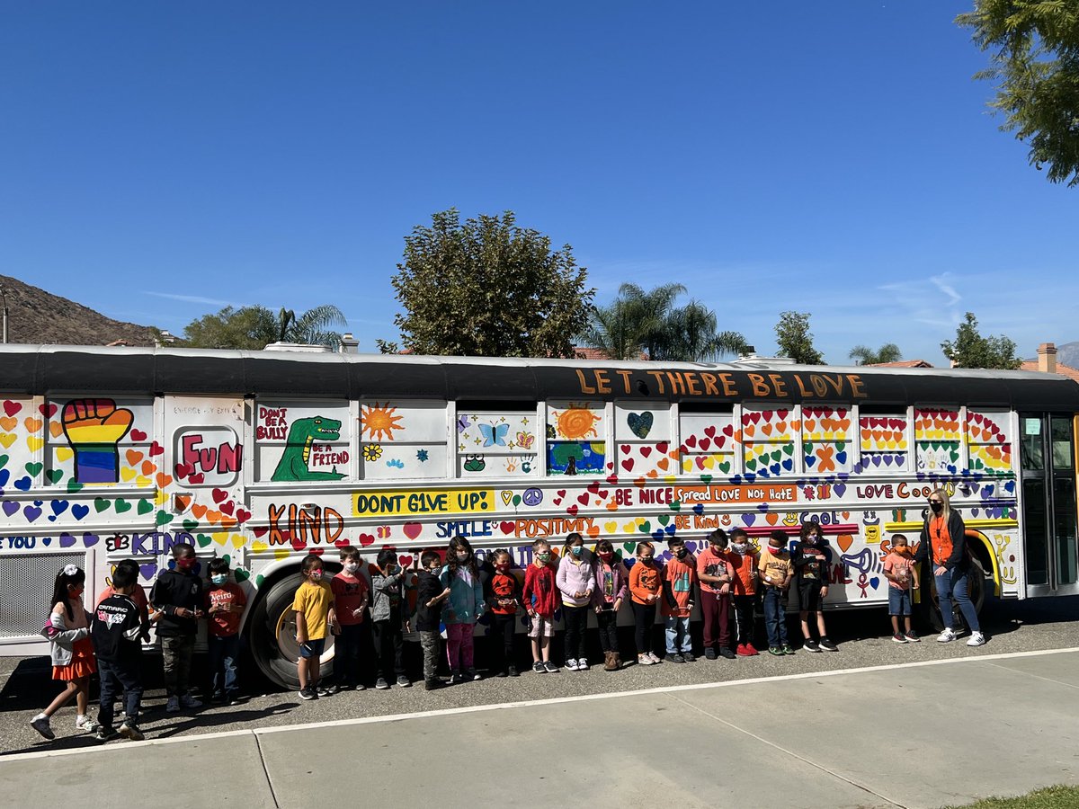 CJUSDStudentSvc's tweet photo. Can we take a moment to appreciate what an AMAZING job our students @SMHS_CJUSD did painting the @ColtonJUSD #KindnessBus?! Thank you!! #BullyingPrevention #CJUSDCares #YouCan’tSpellSloverWithoutLove https://t.co/UHZ1gfHPB0