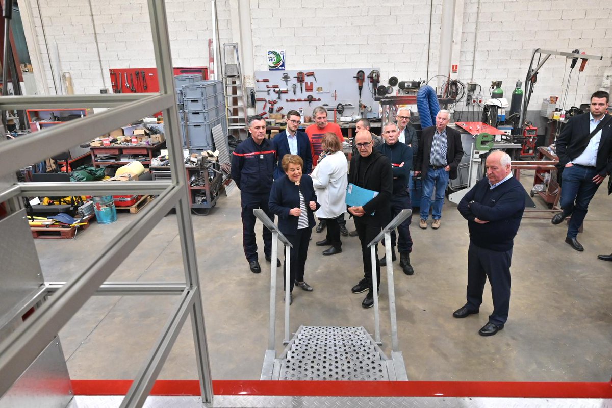 F_Bierry's tweet photo. [#TourAlsace80jours] #CarnetDeRoute #Etape10/40 #canton #Masevaux: visite de l’entreprise familiale Heinis et Fils à Friesen. Une carrosserie spécialisée dans la réalisation sur-mesure de véhicules de #pompiers. En présence de mon ami et ancien pdt du Haut-Rhin Rémy With.
📸#CeA https://t.co/X3KmfztCTB