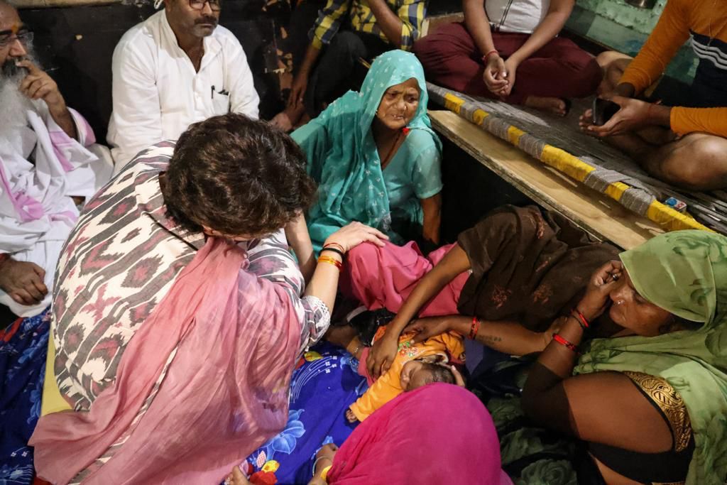 shemin_joy's tweet photo. .@priyankagandhi meets family of Arun Valmiki in Agra, who died in police custody. Earlier she was not allowed by UP govt to meet the family @DeccanHerald https://t.co/JjAtbpp0Tn