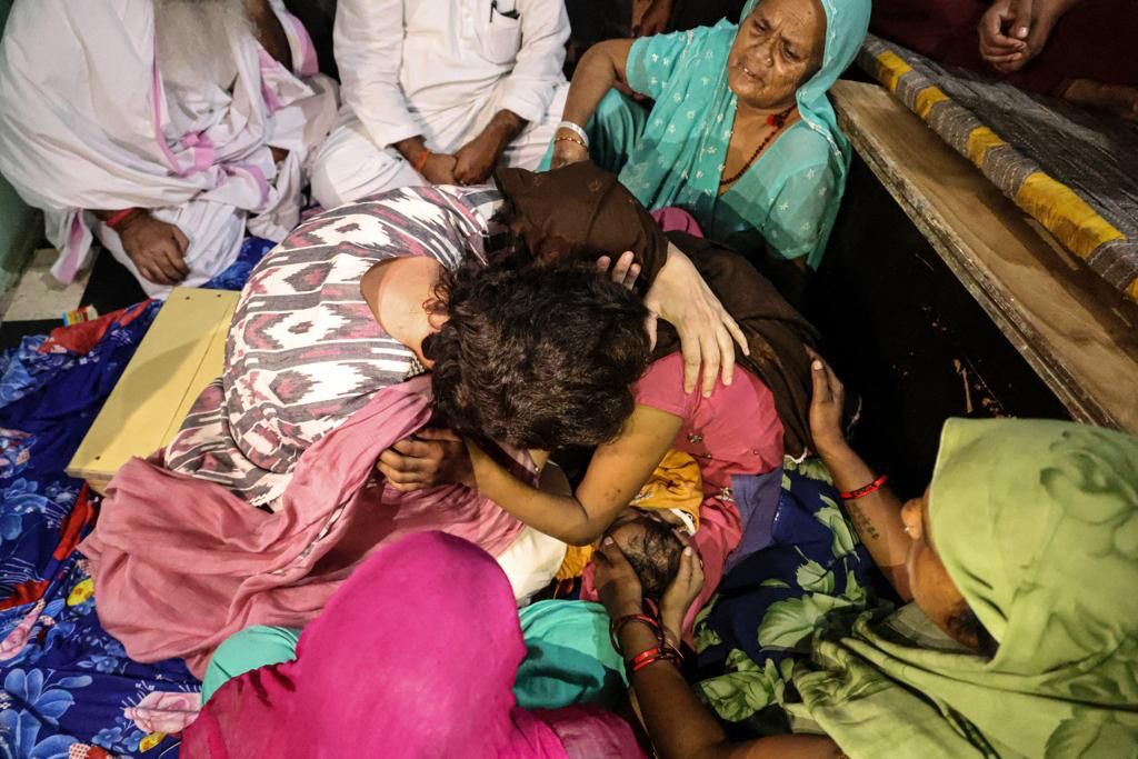shemin_joy's tweet photo. .@priyankagandhi meets family of Arun Valmiki in Agra, who died in police custody. Earlier she was not allowed by UP govt to meet the family @DeccanHerald https://t.co/JjAtbpp0Tn